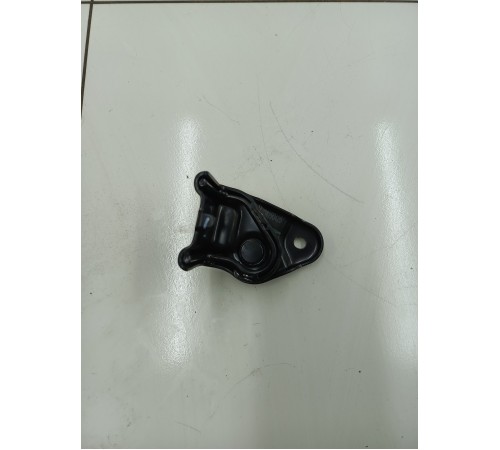 Кронштейн крепление заднего ряда сидений правый