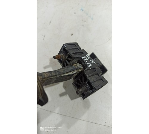 Ограничитель двери(передний левый)