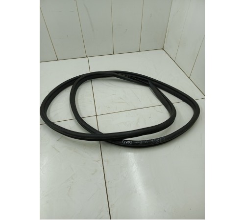 Уплотнитель двери передний правый