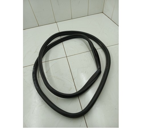 Уплотнитель двери передний правый