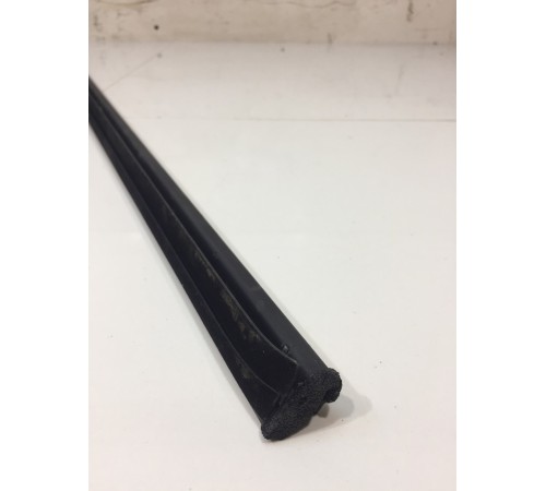 Молдинг стекла задней левой двери внутренний