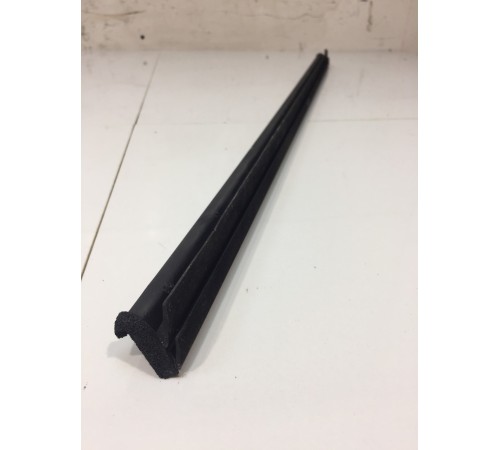 Молдинг стекла задней левой двери внутренний