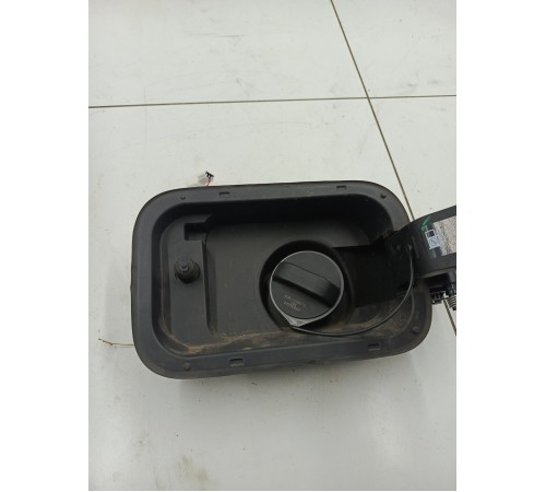 Лючок топливного бака с крышкой в сборе