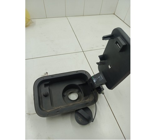 Лючок топливного бака с крышкой в сборе