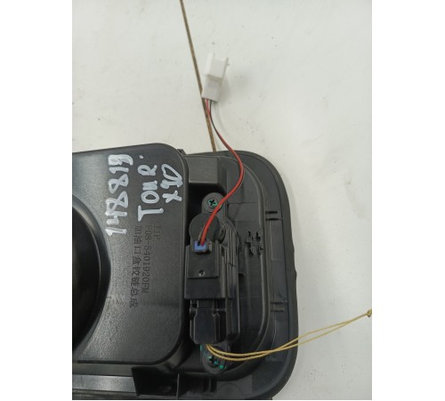 Лючок топливного бака с крышкой в сборе