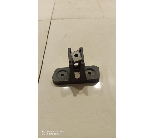 Кронштейн(крепление) солнцезащитного козырька правого