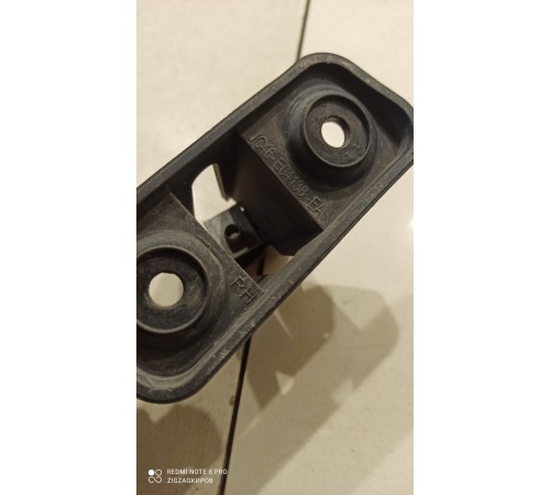 Кронштейн(крепление) солнцезащитного козырька правого