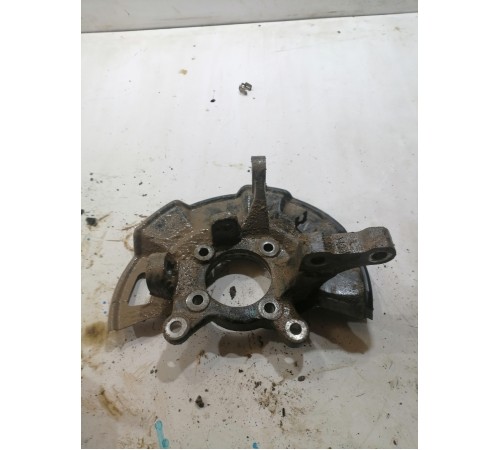 Кулак поворотный передний левый