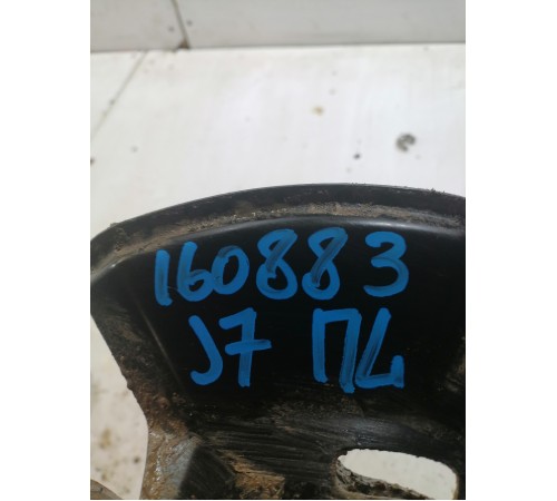 Кулак поворотный передний левый