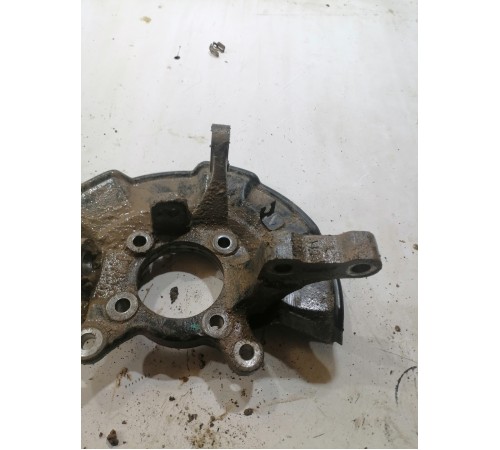 Кулак поворотный передний левый