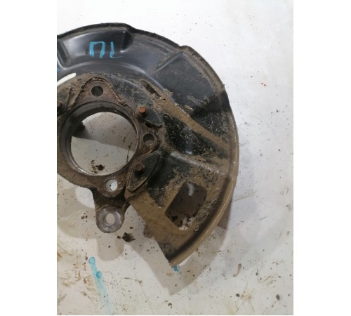 Кулак поворотный передний левый