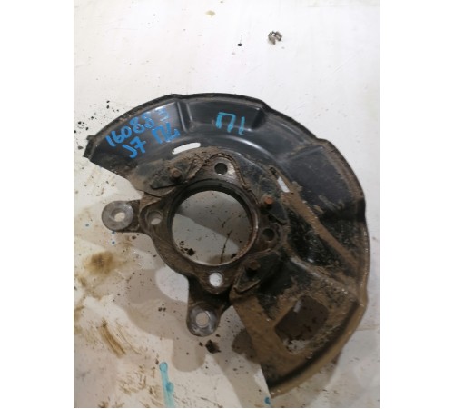 Кулак поворотный передний левый