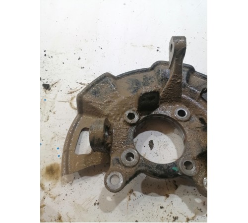 Кулак поворотный передний левый