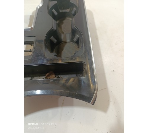 Накладка центральной консоли с подстаканником