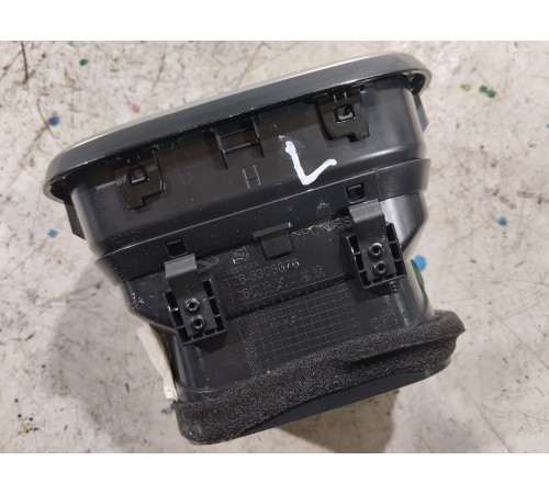 Воздушный дефлектор салона левый