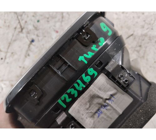 Воздушный дефлектор салона левый