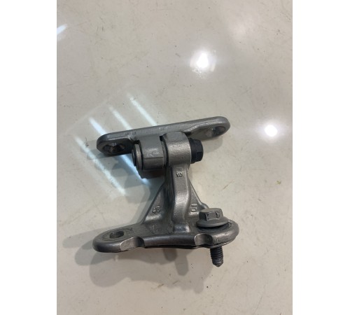 Петля двери (задняя, левая, верхняя)