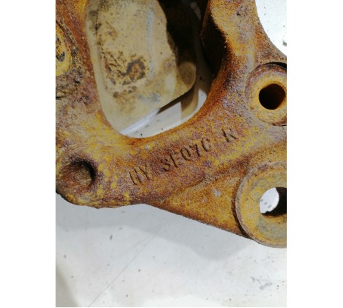 Кулак поворотный передний правый