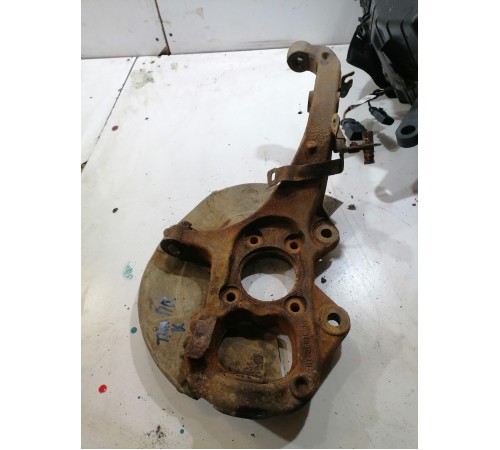 Кулак поворотный передний правый