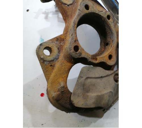 Кулак поворотный передний правый