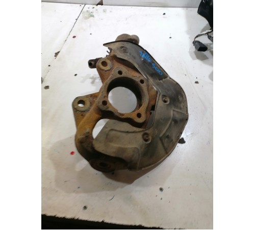 Кулак поворотный передний правый