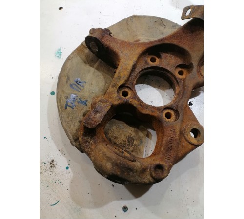 Кулак поворотный передний правый