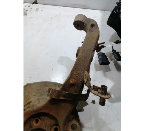 Кулак поворотный передний правый