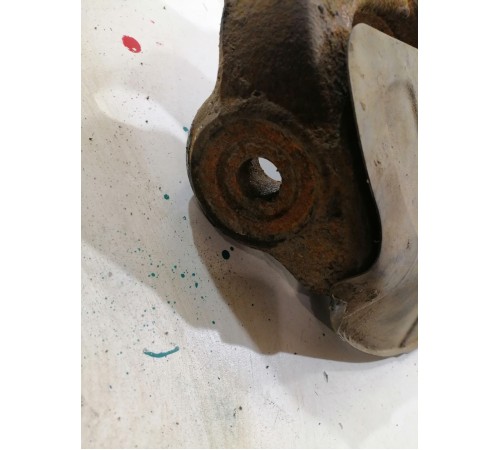 Кулак поворотный передний правый