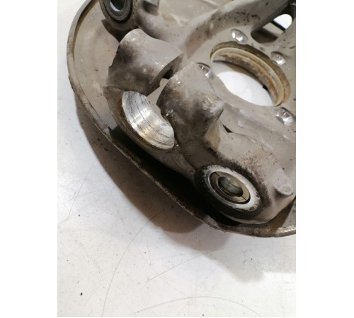 Кулак поворотный передний правый