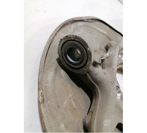 Кулак поворотный передний правый