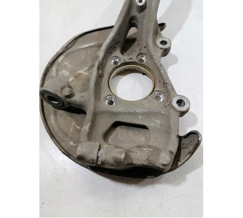 Кулак поворотный передний правый