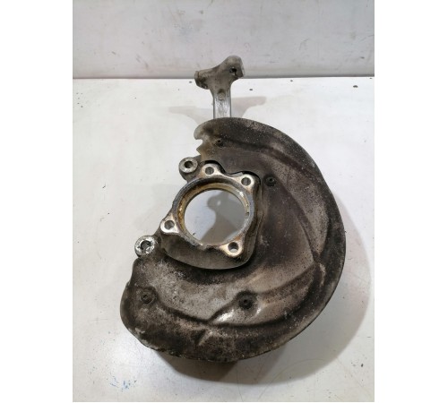 Кулак поворотный передний правый