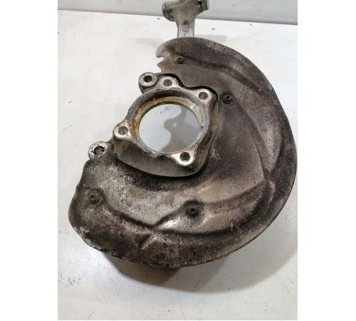 Кулак поворотный передний правый