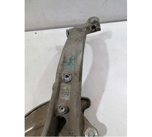 Кулак поворотный передний правый