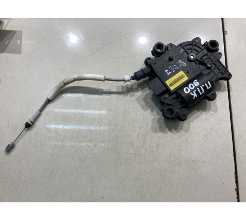 Доводчик замка двери (передний правый)