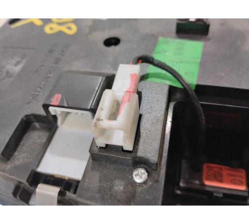 Плафон внутреннего освещения салона передний
