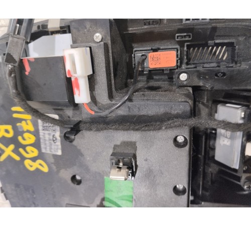 Плафон внутреннего освещения салона передний