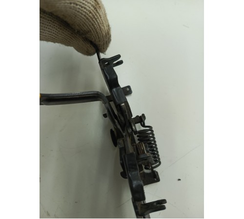 Замок капота