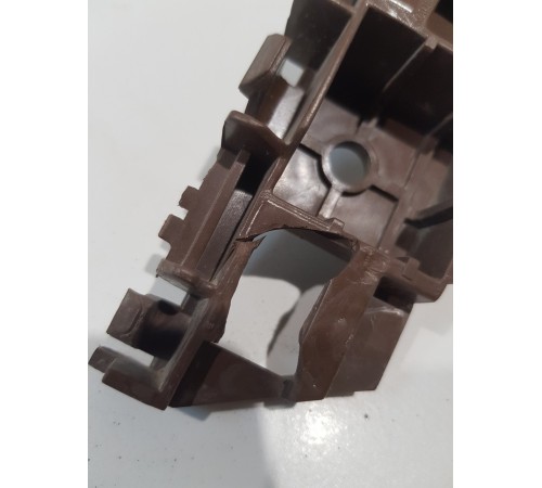 Кронштейн бампера передний правый