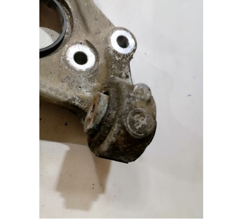 Кулак задний правый, цапфа