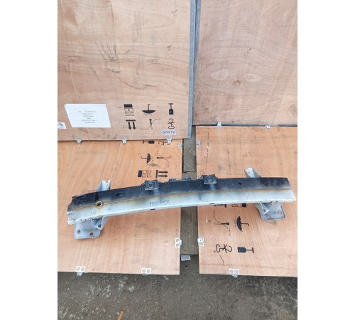 Усилитель переднего бампера