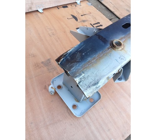 Усилитель переднего бампера