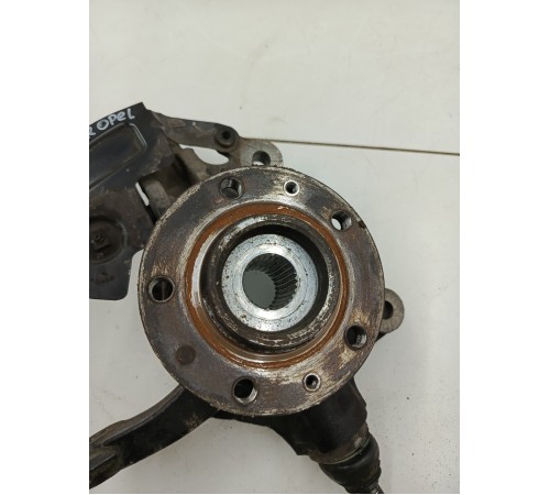 Кулак со ступицей передний правый