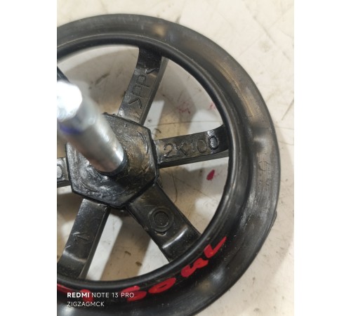 Винт крепления запасного колеса