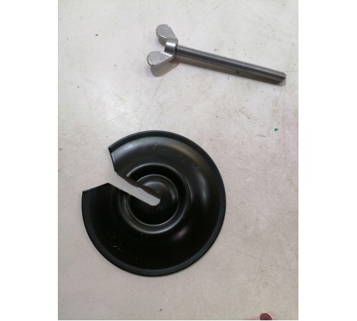 Болт крепления запасного колеса