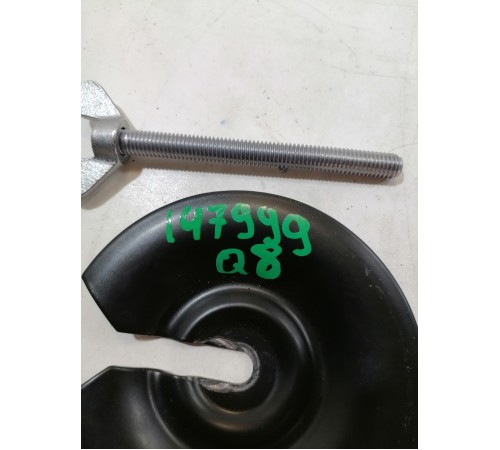 Болт крепления запасного колеса