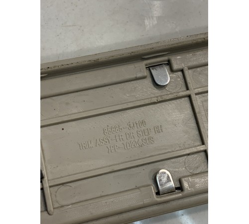 Накладка порога (передняя, правая)