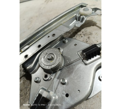 Стеклоподъемник двери передний левый