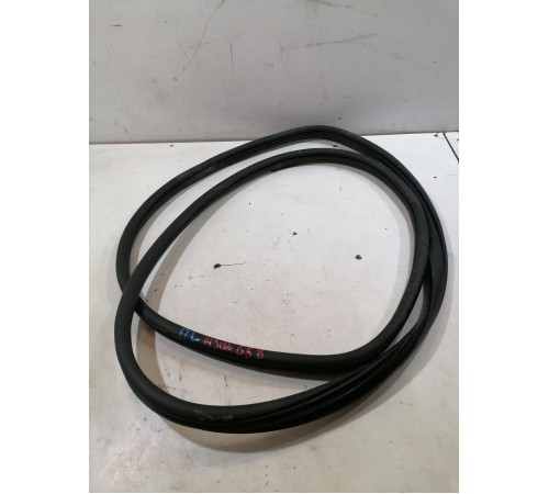 Уплотнитель двери передний левый