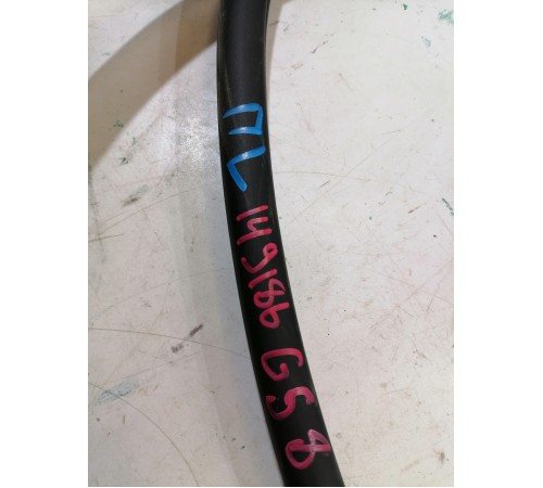 Уплотнитель двери передний левый